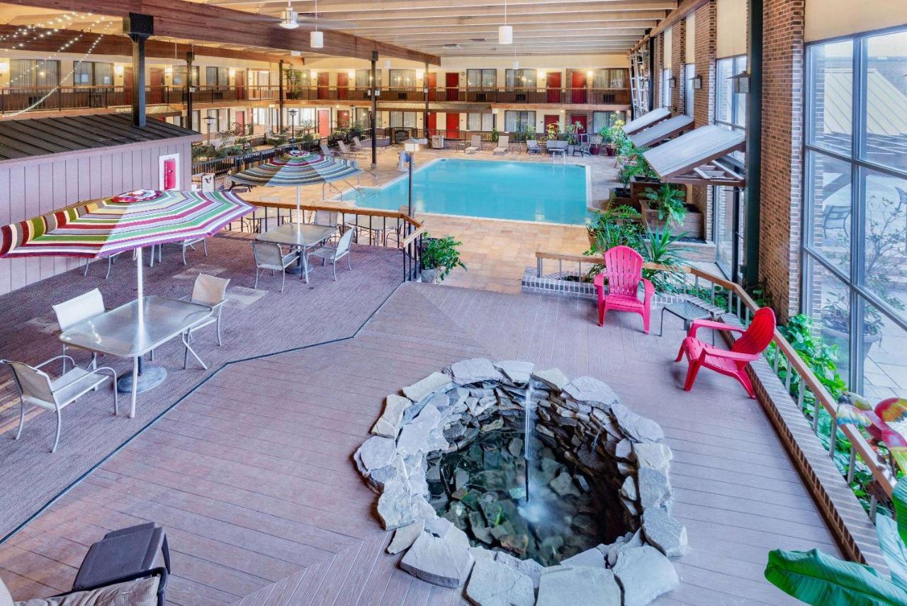 Wyndham Garden York Hotel Exterior photo